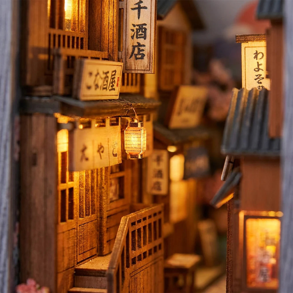 Détails en bois découpé du book nook japonais : façades, enseignes et lanternes