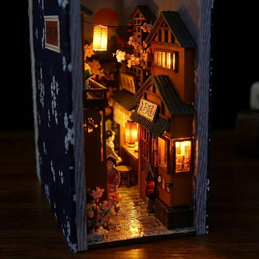 Gros plan du book nook Ruelle de Kyoto, lanternes japonaises et cerisiers illuminés la nuit
