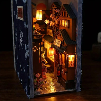 Gros plan du book nook Ruelle de Kyoto, lanternes japonaises et cerisiers illuminés la nuit