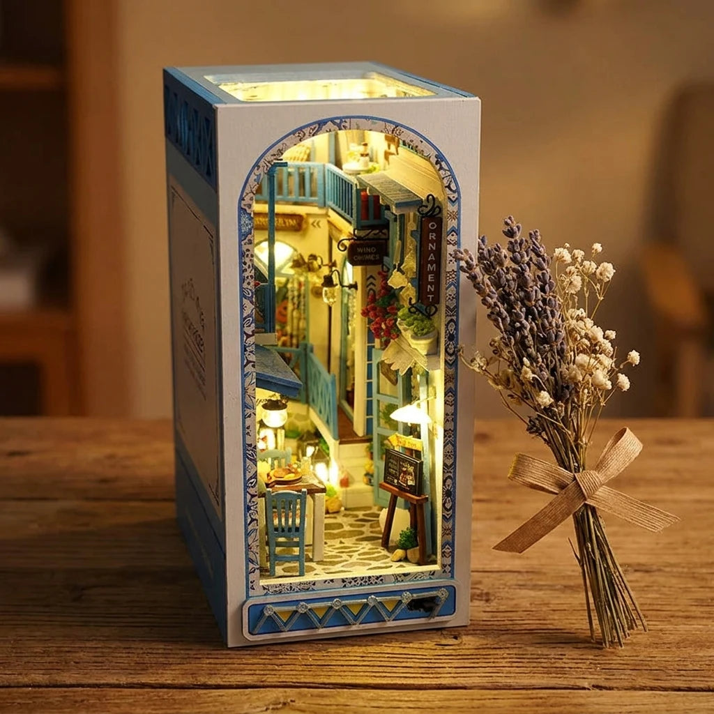 Book nook Ruelle de Santorin présenté comme idée cadeau, fleurs séchées et ruban kraft