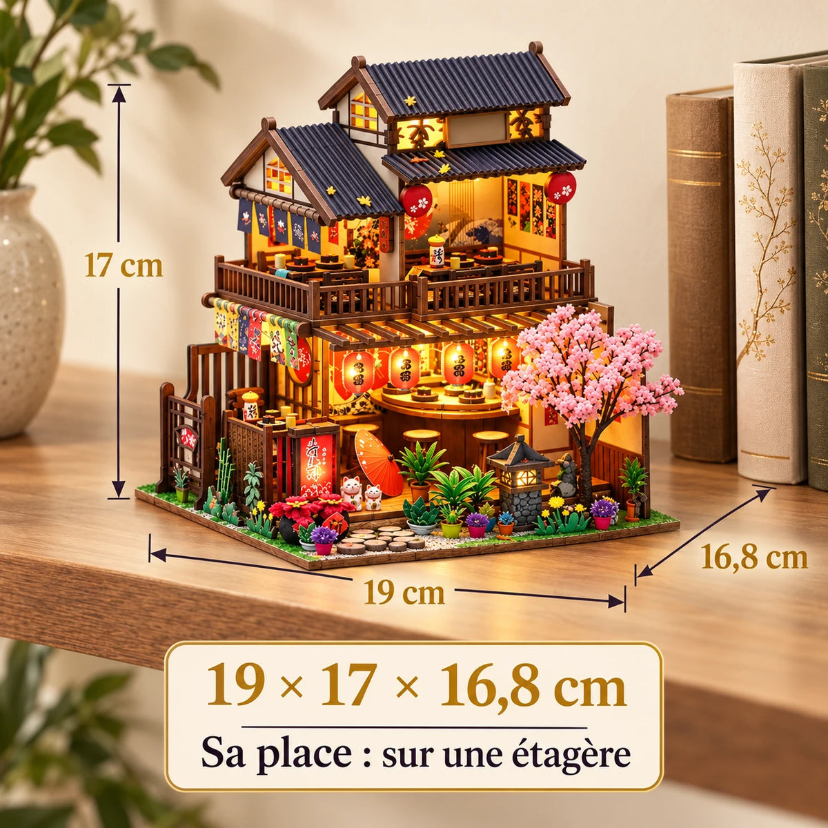 Dimensions du Salon des Cerisiers : 19 × 17 × 16,8 cm sur une étagère