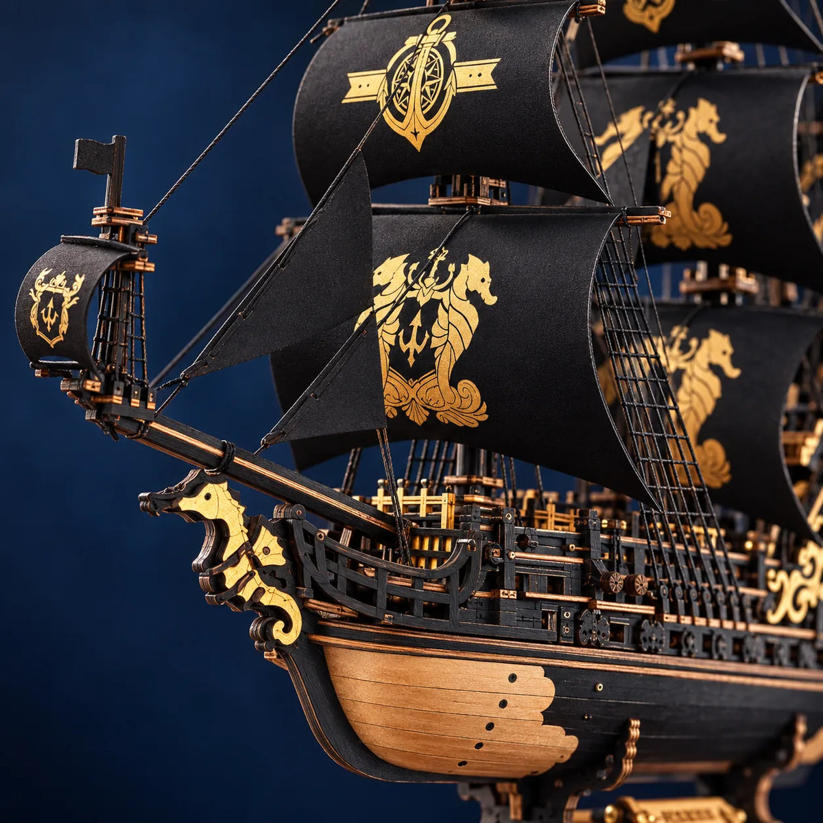 Détail de la proue, de l'hippocampe doré et des voiles du Seahorse Barque