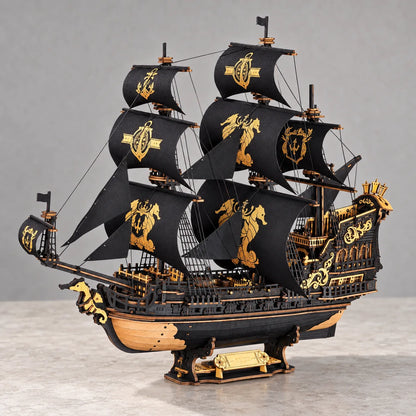 Vue arrière en hauteur du voilier noir et or Seahorse Barque
