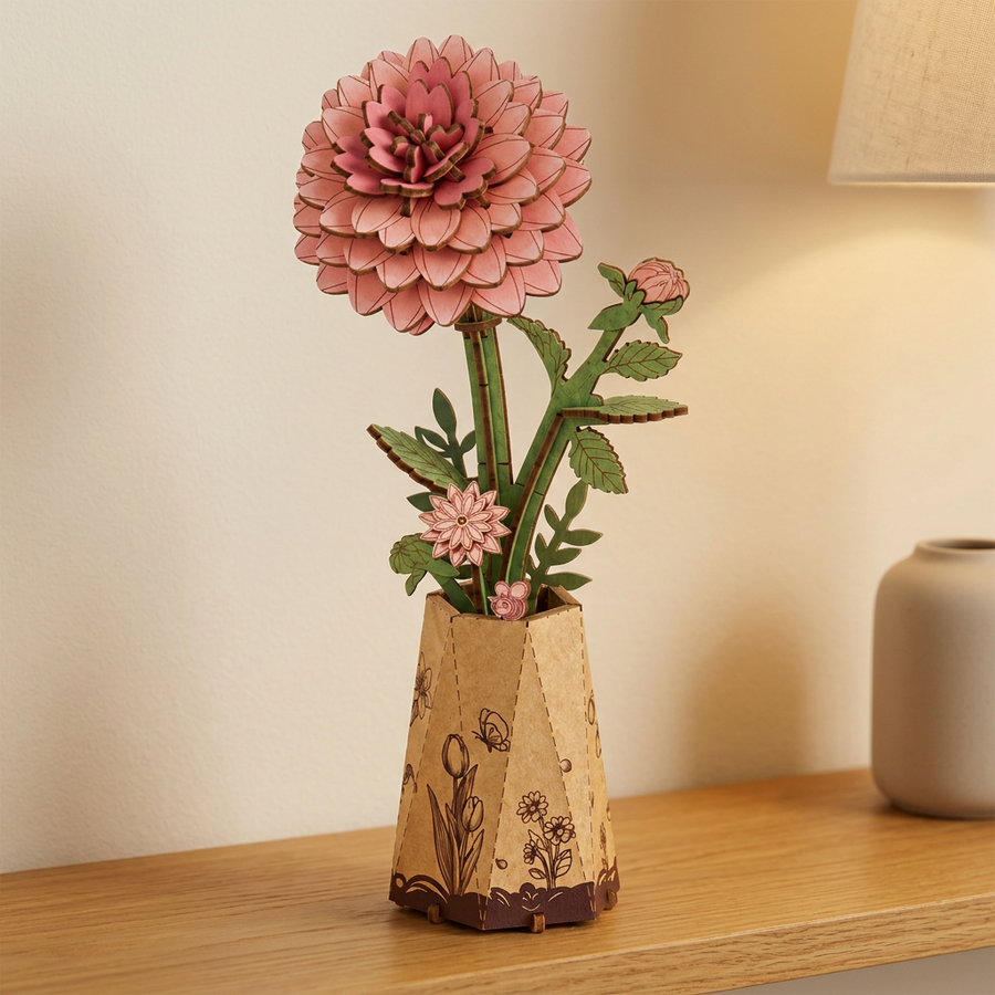Schritt 3 beim Aufbau: Ausstellen – Holzblumen mit Topf — Die Dahlie