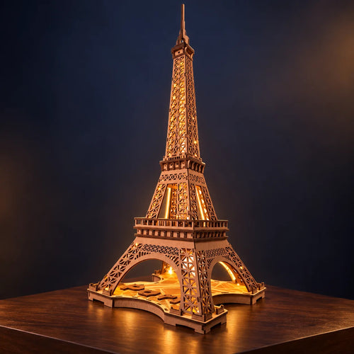 Tour Eiffel en bois illuminée sur sa base gravée Paris
