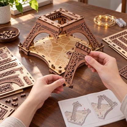 Assemblage d'une jambe de la Tour Eiffel miniature en bois