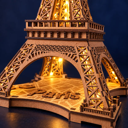 Détail de la base gravée Paris et du treillis illuminé de la Tour Eiffel