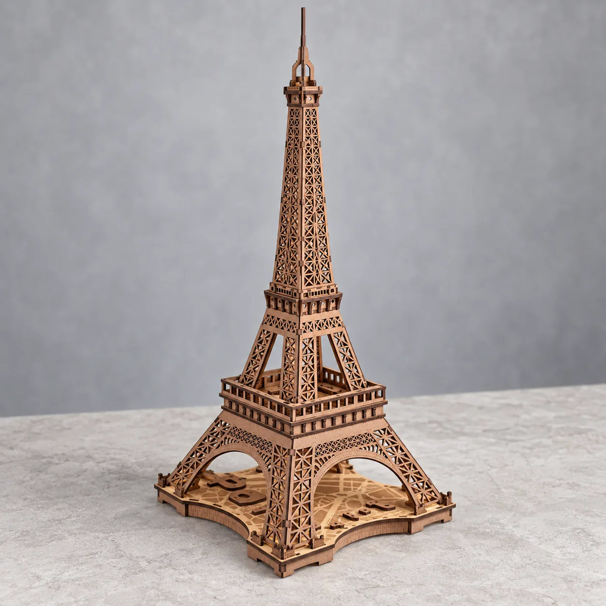 Vue arrière en hauteur de la Tour Eiffel miniature en bois