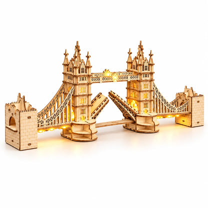 Beleuchtete Tower Bridge von NOOKO, aufgebaut und beleuchtet, auf weißem Hintergrund