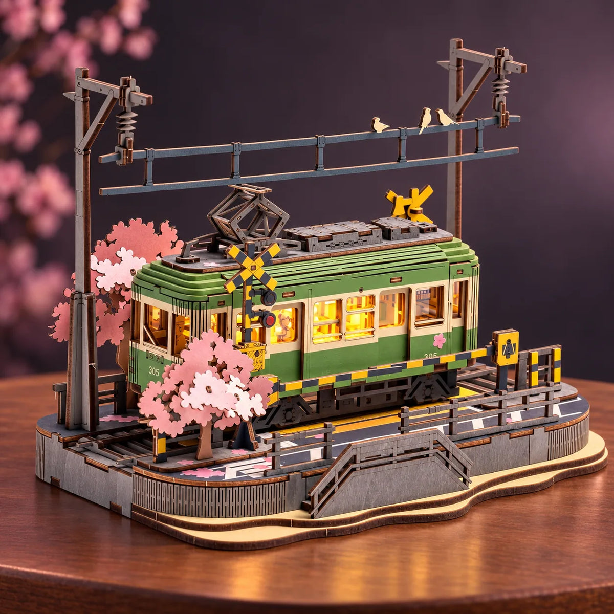 Tram Sakura lumineux en bois avec rails, cerisiers et caténaires