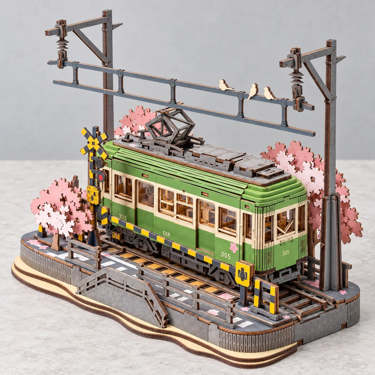 Vue arrière en hauteur du Tram Sakura et de ses caténaires