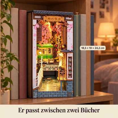 Sakura-Tram zwischen zwei Büchern, 18,5 × 10 × 24,2 cm