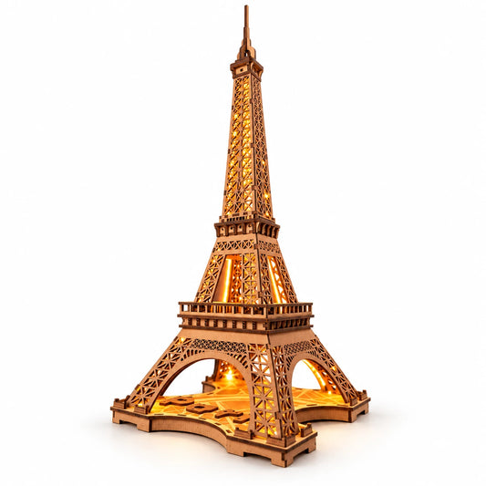 Une Nuit à Paris, Tour Eiffel en bois éclairée sur fond blanc