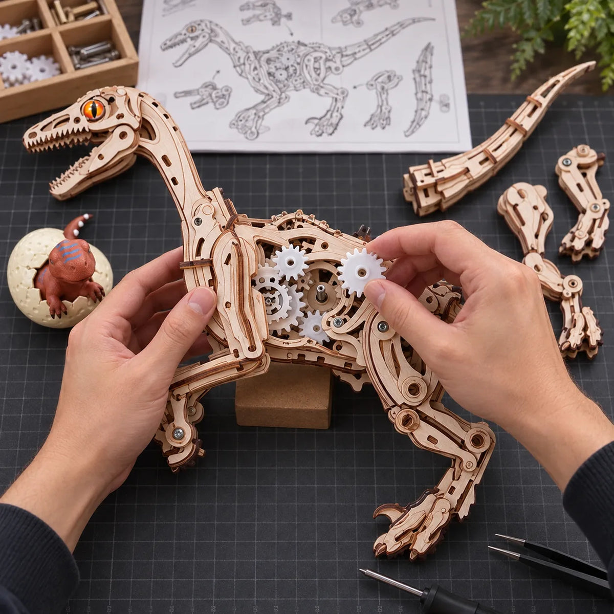 Installation d'un engrenage dans le mécanisme du Vélociraptor en bois