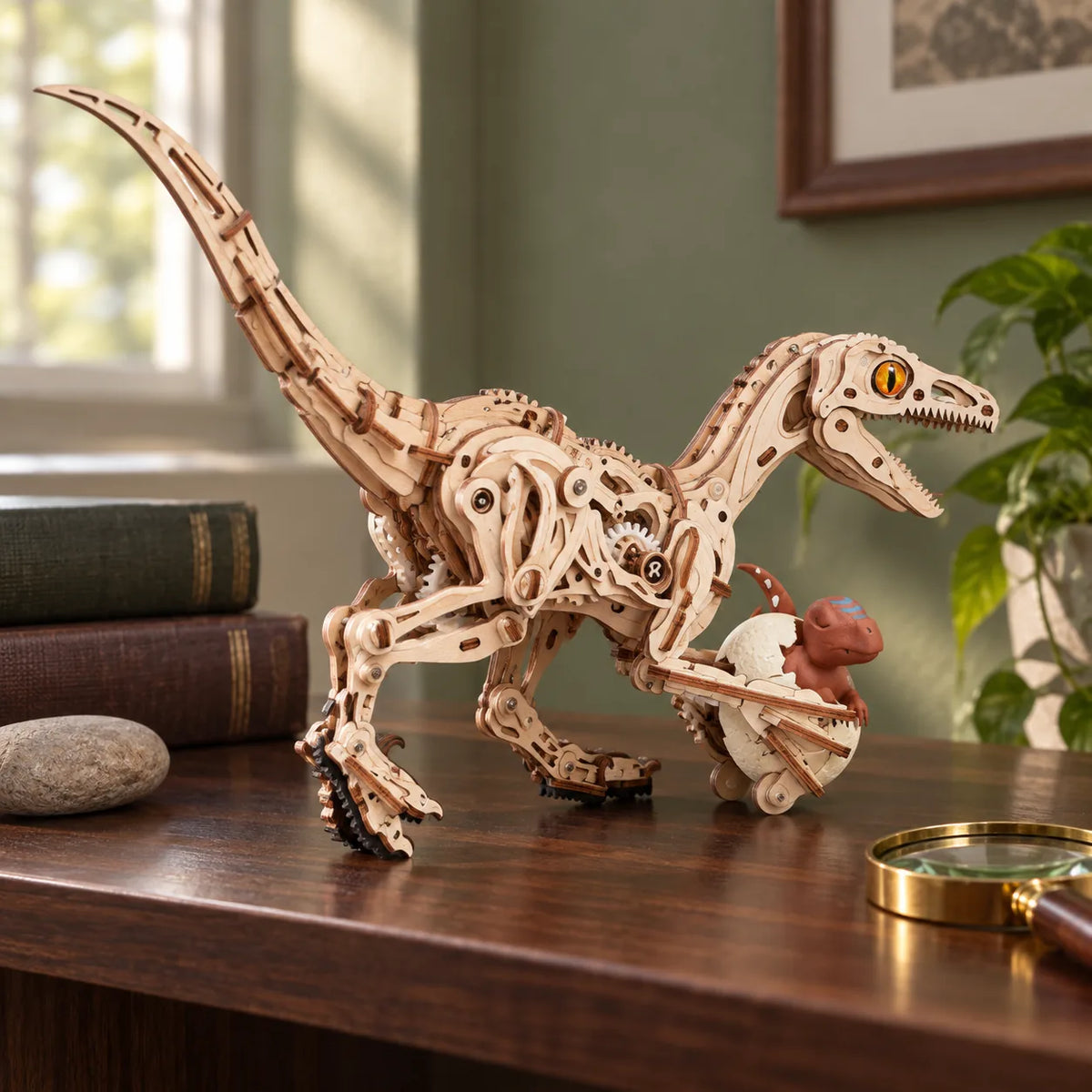 Vélociraptor mécanique exposé sur une bibliothèque