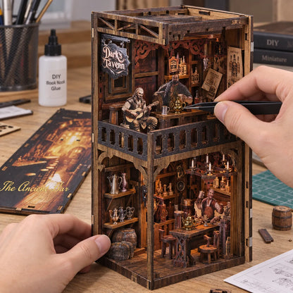 Installation d'un détail miniature dans Le Vieux Pub par une ouverture