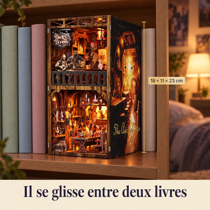 Le Vieux Pub glissé entre deux livres, dimensions 18 × 11 × 23 cm