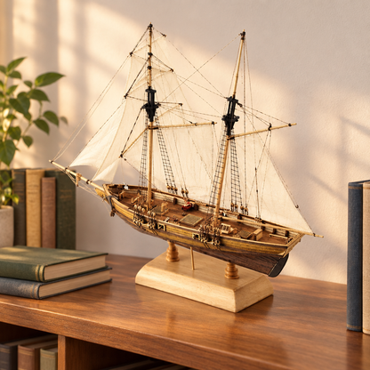 Le voilier en bois expose sur une etagere de bibliotheque entoure de livres