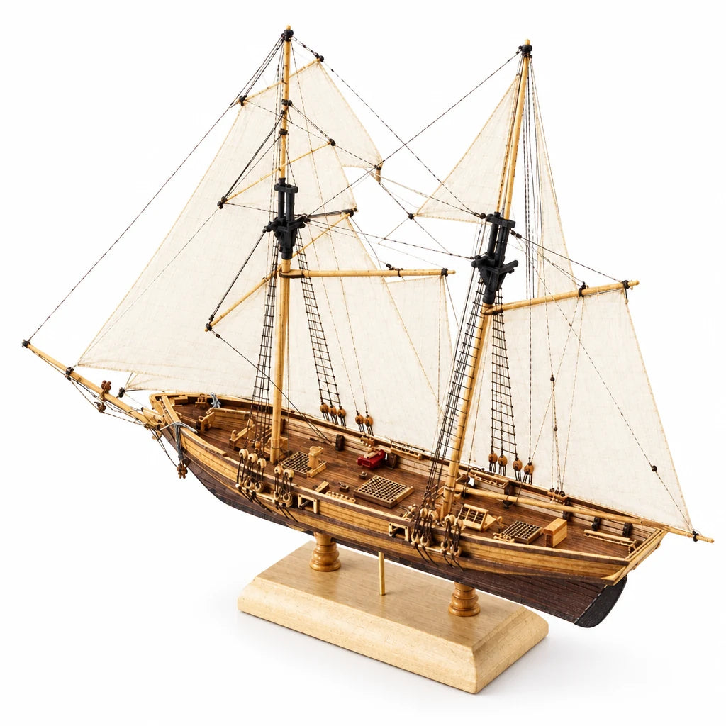 Segelschiff New Port 1:70 von NOOKO, aufgebaut, auf weißem Hintergrund