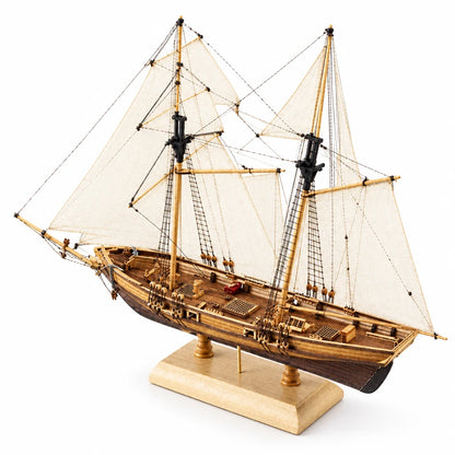Segelschiff New Port 1:70 von NOOKO, aufgebaut, auf weißem Hintergrund