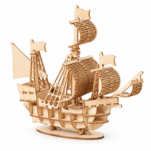 Kleines Segelboot zum Aufstellen von NOOKO, aufgebaut, auf weißem Hintergrund