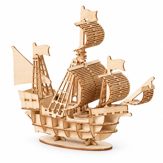 Kleines Segelboot zum Aufstellen von NOOKO, aufgebaut, auf weißem Hintergrund