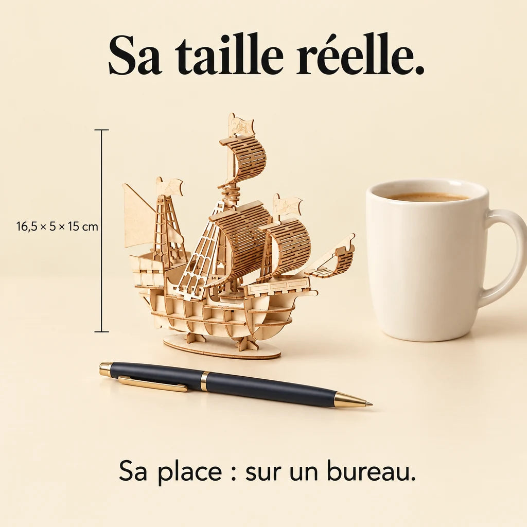 Le Petit Voilier à Poser posé sur un bureau, dimensions 16,5 × 5 × 15 cm
