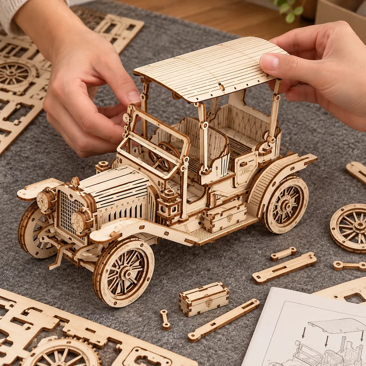 Installation du toit sur la voiture classique miniature en bois