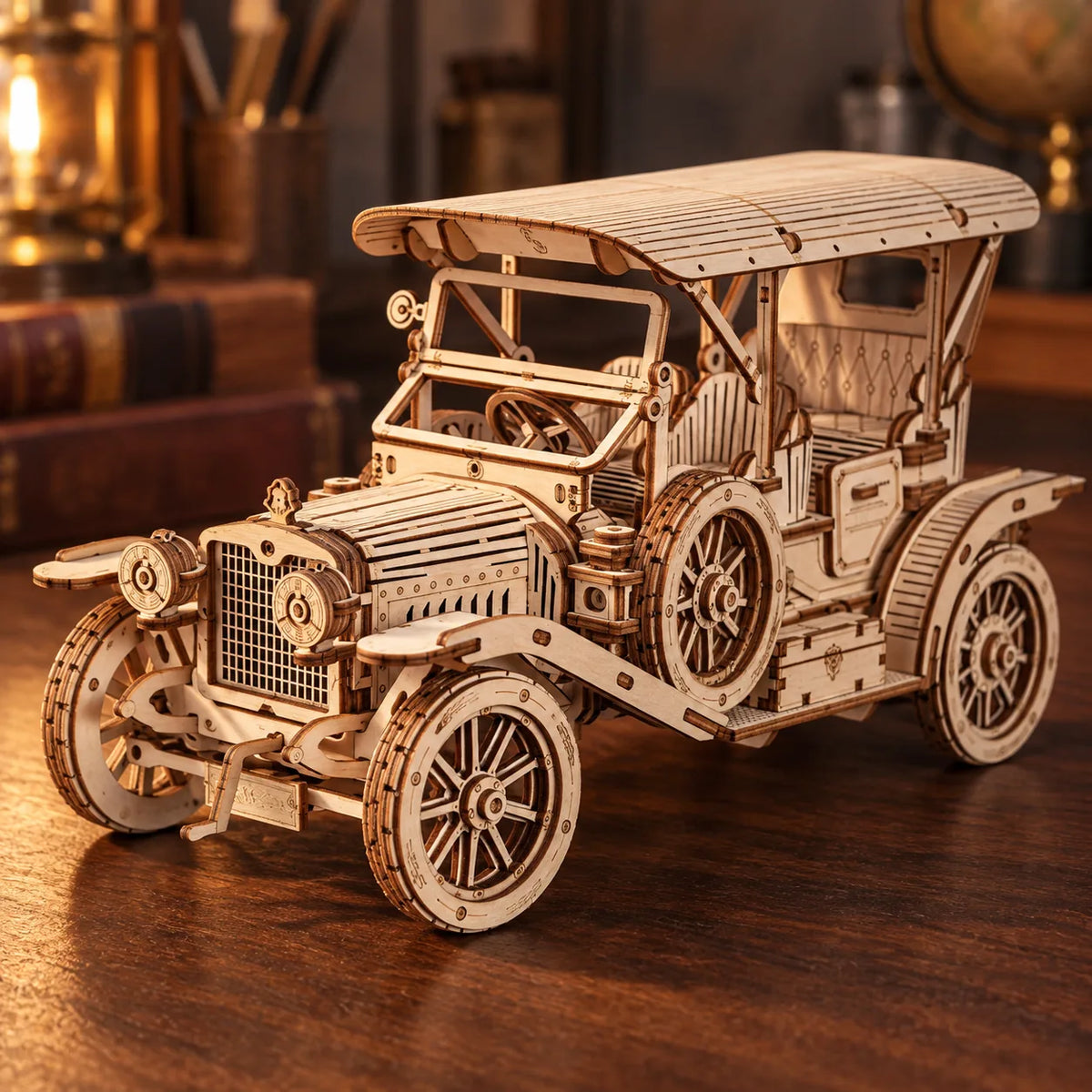 Détail de la calandre, des phares et de l'habitacle de la voiture classique en bois