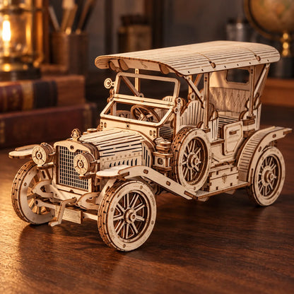 Détail de la calandre, des phares et de l'habitacle de la voiture classique en bois