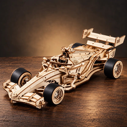 Voiture de course mécanique en bois assemblée vue de trois quarts