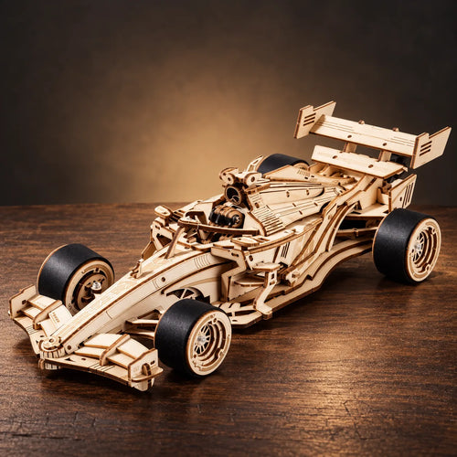 Voiture de course mécanique en bois assemblée vue de trois quarts