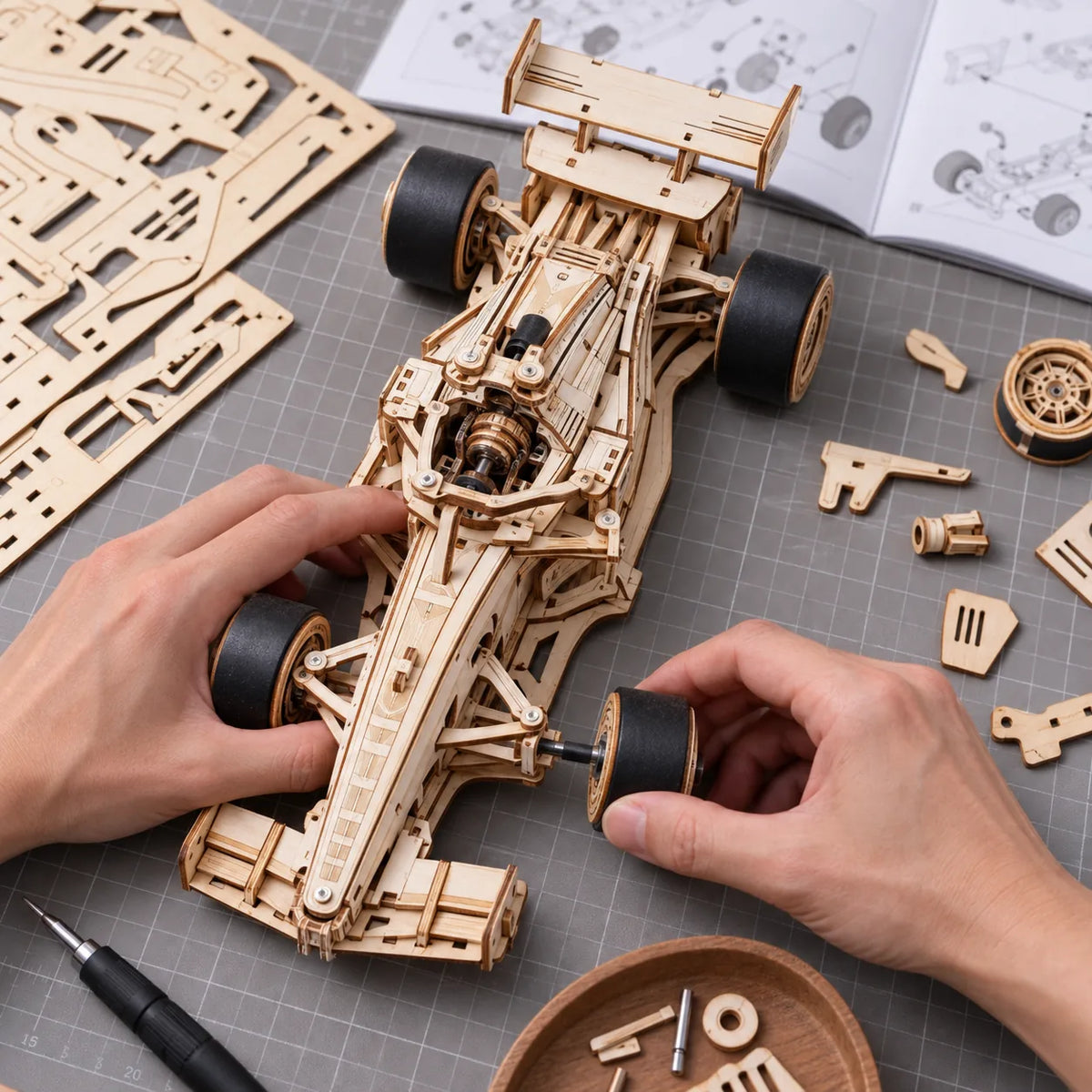 Montage d'une roue de la voiture de course en bois vu du dessus