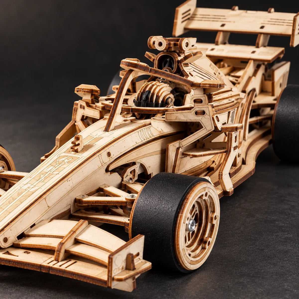 Détail du moteur à ressort et de la suspension de la voiture en bois