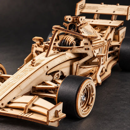 Détail du moteur à ressort et de la suspension de la voiture en bois