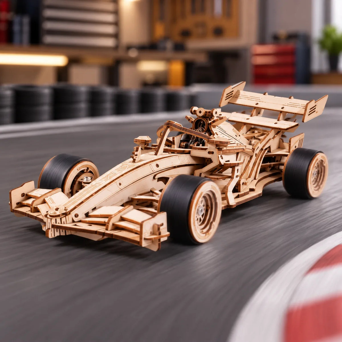 Voiture de course mécanique en bois roulant sur une piste miniature