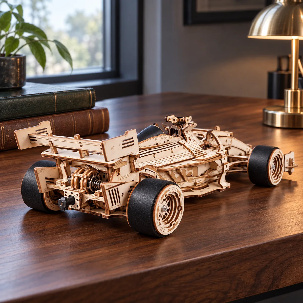 Vue arrière de la voiture de course en bois et de son double aileron