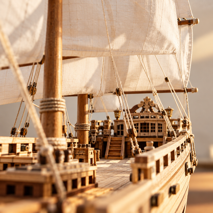 Vue immersive depuis le pont du voilier miniature en bois