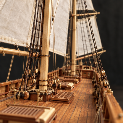 Vue immersive depuis le pont du voilier miniature en bois